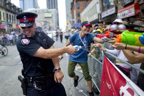 canadian-toronto-police-officer-water-fight-during-pride-2011-carlos-osorio-500x332.jpg